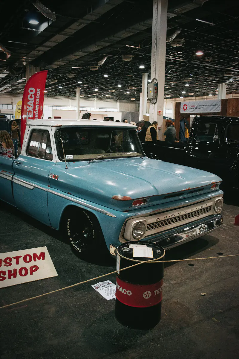 Blå Chevrolet pickup fra 1960’erne udstillet i en messehal
